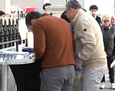 Опашки се извиха пред урните за гласуване в Лондон