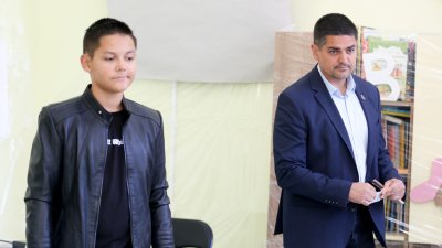 Руди Гела гласува със сина си