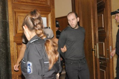 Изрод получи 18 г. затвор за убит мъж, празнувал раждане на дете