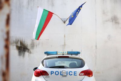 Патрулка подгони мотопедист и последва удар във входна врата в Бяла черква