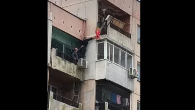 Увисналото от осмия етаж дете и сестра му се събират в приемно семейство