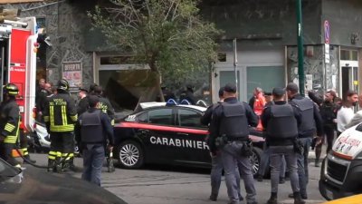 Като на кино: Зрелищен обир в банка, взеха 25 души заложици (видео)