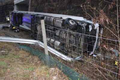 Турски камион се вряза в сграда в новозагорското село Богданово, шофьорът загина на място