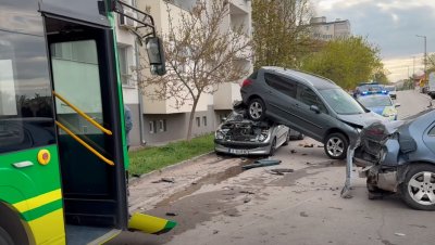 Екшън в Хасково: Електрически автобус помете три коли (ВИДЕО)