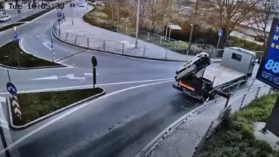 Тир помете ограда на тротоар в Стара Загора, шофьорът избяга (ВИДЕО)