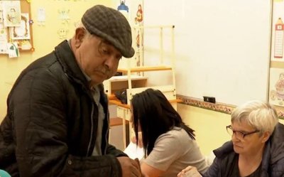 Мъж опита да гласува с личната карта на жена си