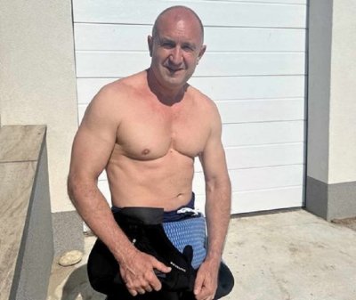 Плешив и грозен. Дървен миманс. Държи гърба си изправен. Минималистичен в жестовете