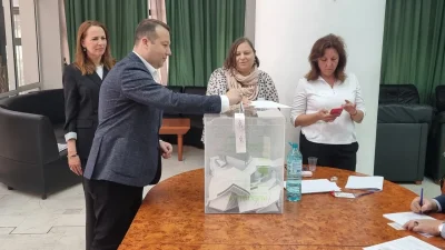 Първо в Lupa.bg: Българите в РСМ гласуваха под заплаха - службите ги снимаха и наблюдаваха 