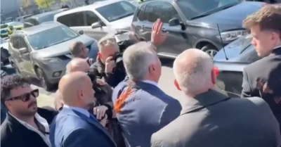 Заляха с червена боя иранския престолонаследник в Берлин (ВИДЕО)