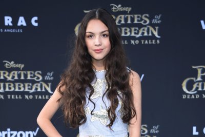 Поп гърла "изгрява" на фланелките на Барса