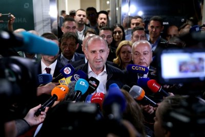 Кой пуска слухове, че Радев няма да е премиер?