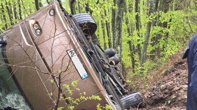 Задържаха двамата шофьори на обърнатия автобус край Малко Търново