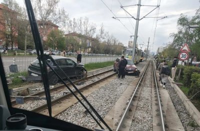 Две коли изхвърчаха върху релсите при трамвайна спирка "Хиподрума" в София