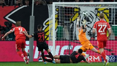 Байерн върви по план, на финал е и за купата