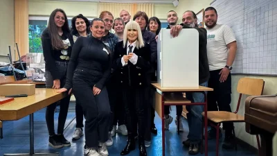 Лили Иванова направи фурор в изборната секция (СНИМКИ)