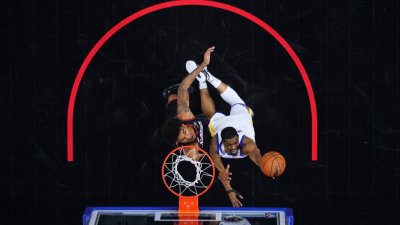 Шампионът стартира и плейофите с победа