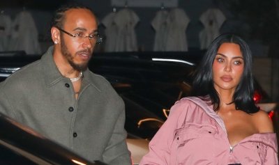 Вече не се крият: Кардашиян седна в скута на Люис Хамилтън