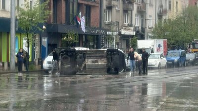 Линейка се обърна на ключово кръстовище в София