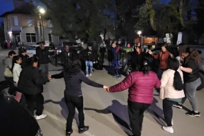 ПРАЗНИКЪТ ЗАПОЧНА: Хора се вият в родното село на Радев