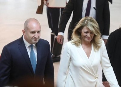 Напук на злите езици: Деси пристигна в офиса на ПБ, хваната за ръка с Радев 