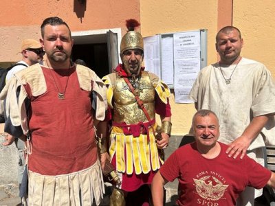 Българи се облякоха антични легионери, за да гласуват в Рим