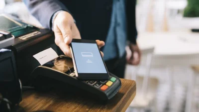 Половината българи зарязаха кеша