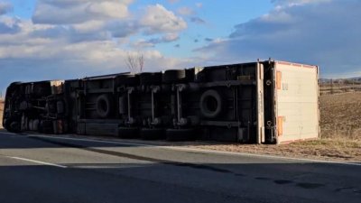 Тир се преобърна в пропаст край Прохода на Република, загина шофьорът