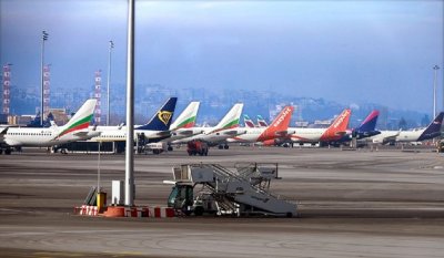 Край на летенето евтинджос: Полетите поскъпват, масово ги анулират