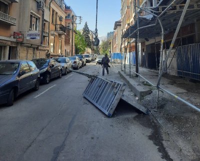 Кофраж се стовари на пътното платно В София (СНИМКИ)