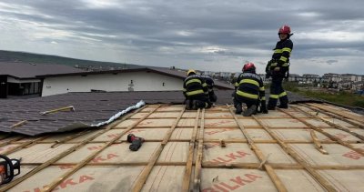 Един загинал и трима ранени при инциденти, предизвикани от силен вятър в Румъния