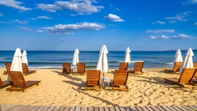 Нови правила в Гърция: До 250 плажа без шезлонги и шум