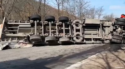 Камион и трактор се сблъскаха кра Добри дял