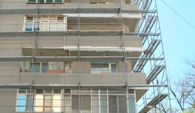 Баш майсторство: В Благоевград лепят стиропор директно върху стъклата на терасите