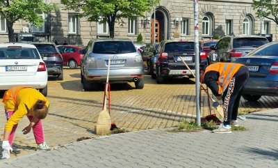 Развъртяха метлите - чистят ударно за новата власт