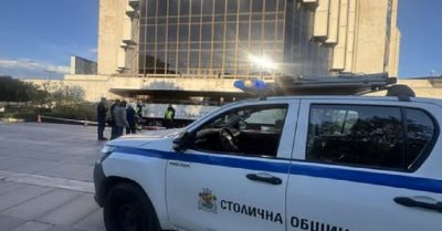 КОШМАР! Срути се парапет пред НДК, тийнейджър е в кома