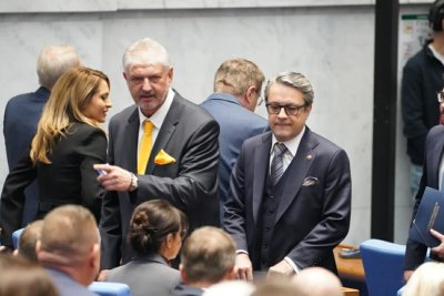 Екстравагантна визия: Лъчо Мозъка блесна в яркожълто