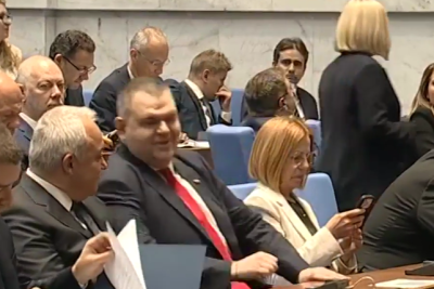 НОВИТЕ СЪСЕДИ: "Враговете" Пеевски и Демерджиев един до друг в парламента (СНИМКИ)