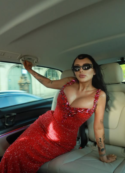 Миа Халифа лъсна с рокля с лика на Килиън Мърфи