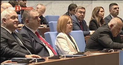 НОВИТЕ СЪСЕДИ: "Враговете" Пеевски и Демерджиев един до друг в парламента (СНИМКИ)