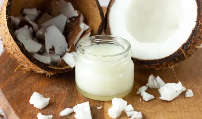 Лъжица кокосово масло решава стомашните проблеми