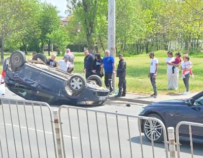 Кола се обърна по таван на "Ботевградско" в София (СНИМКИ)