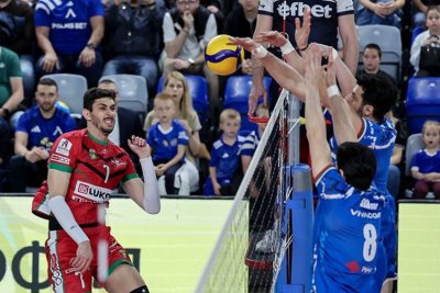 "Нефтохимик" удари "Левски" в София и намали изоставането си във финала