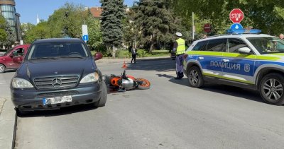 Джип отнесе 16-годишна мотористка в Хасково