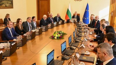 Кабинетът "Гюров" се събира на едно от последните си заседания: Решават важни въпроси