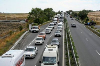 Заради катастрофа при км 28 на "Тракия" към София е спряно движението в едната лента