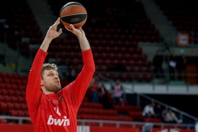 Везенков и "Олимпиакос" непобедени в Гърция