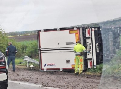 ТИР се обърна на &bdquo;Хемус&ldquo;, движението е затруднено (СНИМКИ)