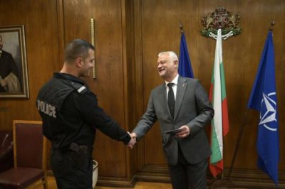 Доблест и смелост: Емил Дечев награди полицая, спасил хора от катастрофиралия автобус край Малко Търново