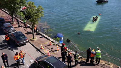 Автобус с пътници падна в река Сена край Париж 