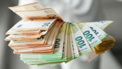 Измамници се представиха за полицаи и накараха жена да им даде сак с 34 000 евро и 2000 лв.